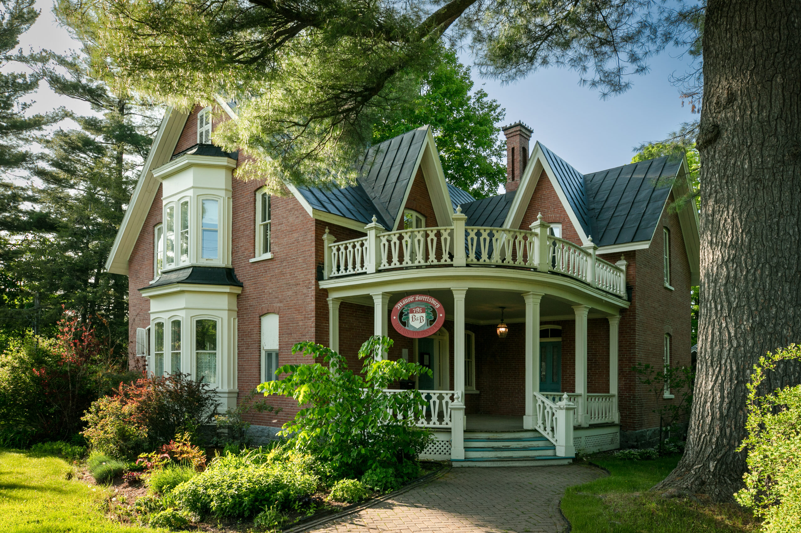 Manoir Sweetsburg devanture 2025 scaled