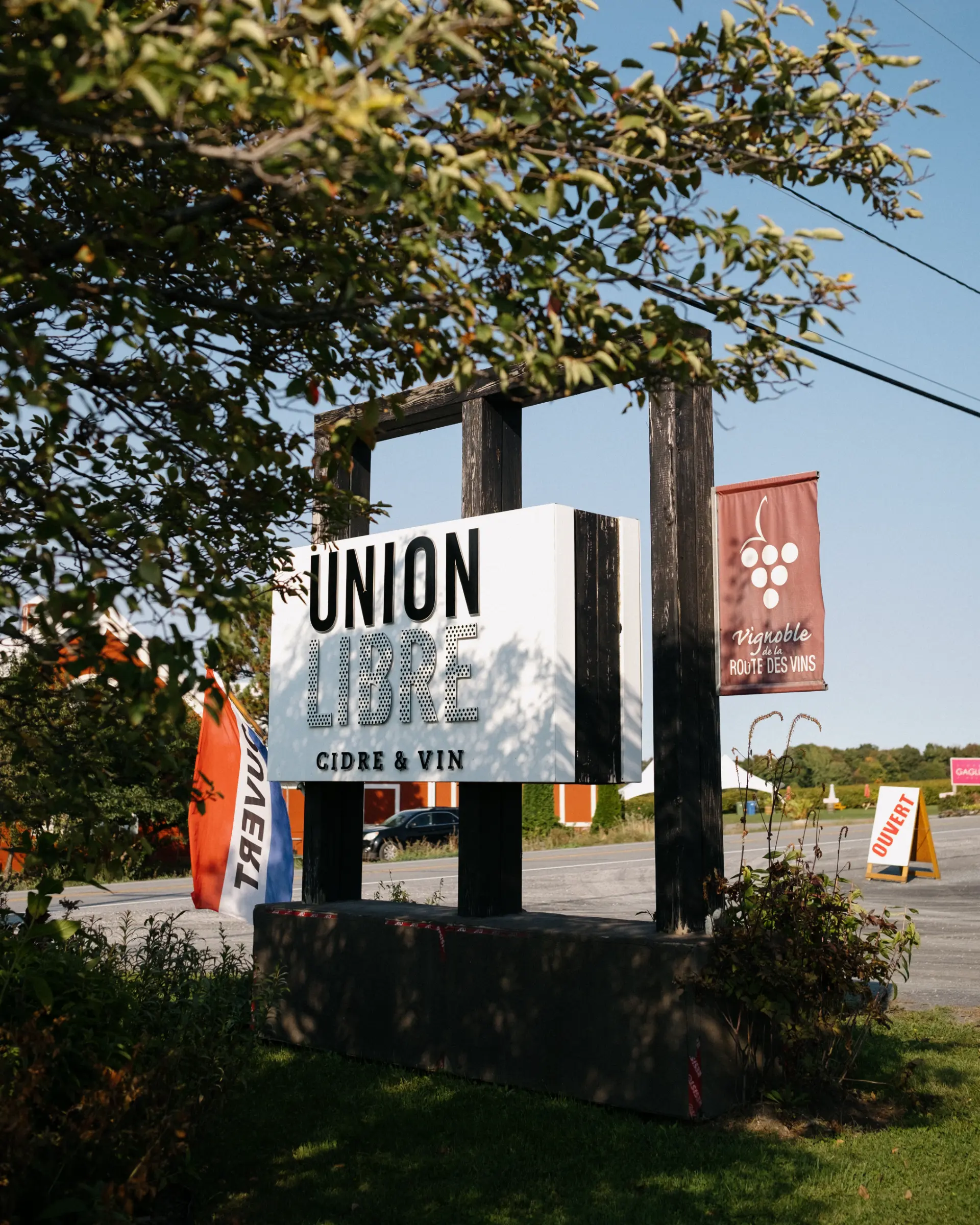 panneau union libre route des vins brome missisquoi Panneau du vignoble Union Libre Cidre & Vin, bannière 'Vignoble de la Route des Vins' à Brome-Missisquoi.