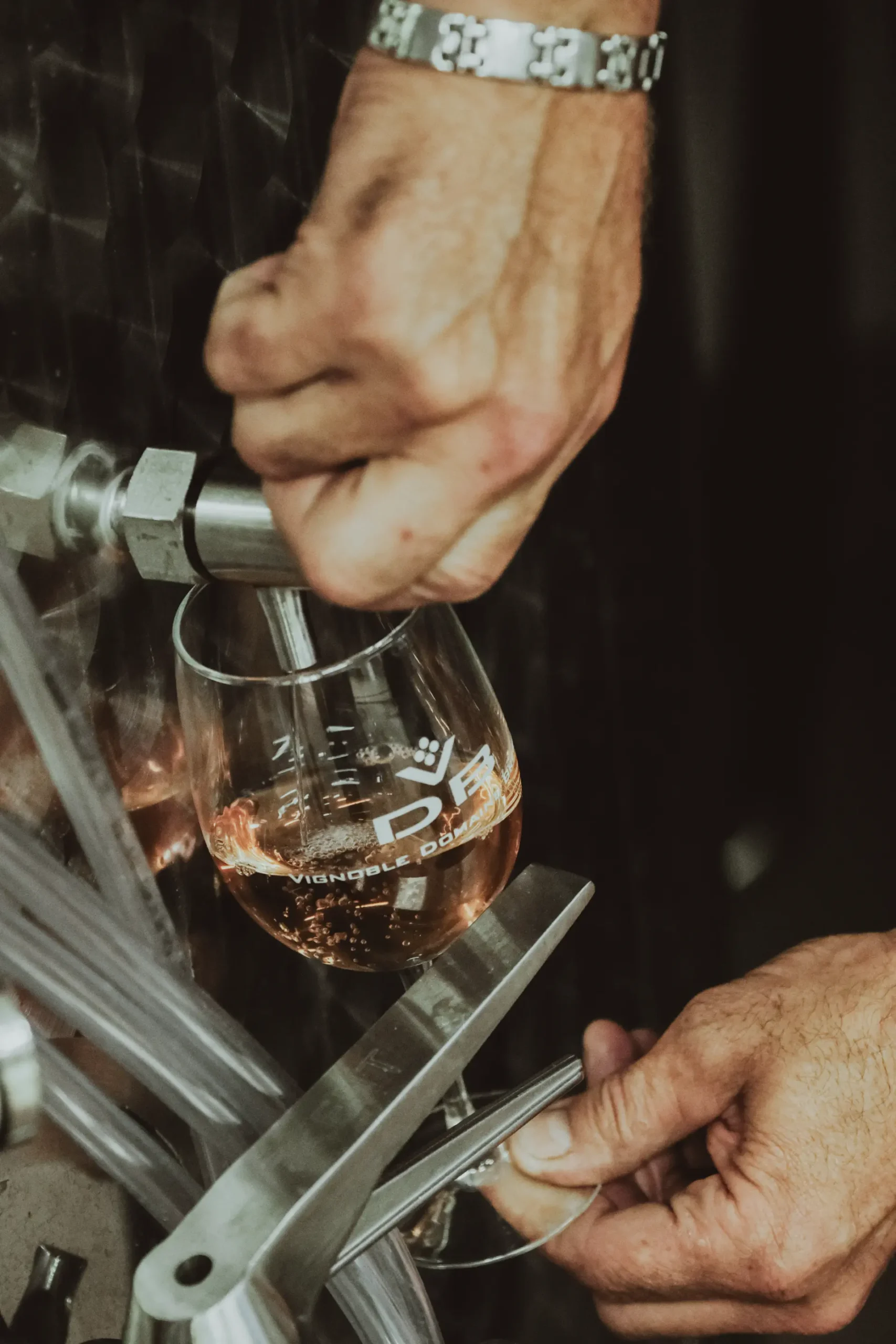 remplissage verre vin route des vins brome missisquoi scaled remplissage verre vin route des vins brome missisquoi scaled