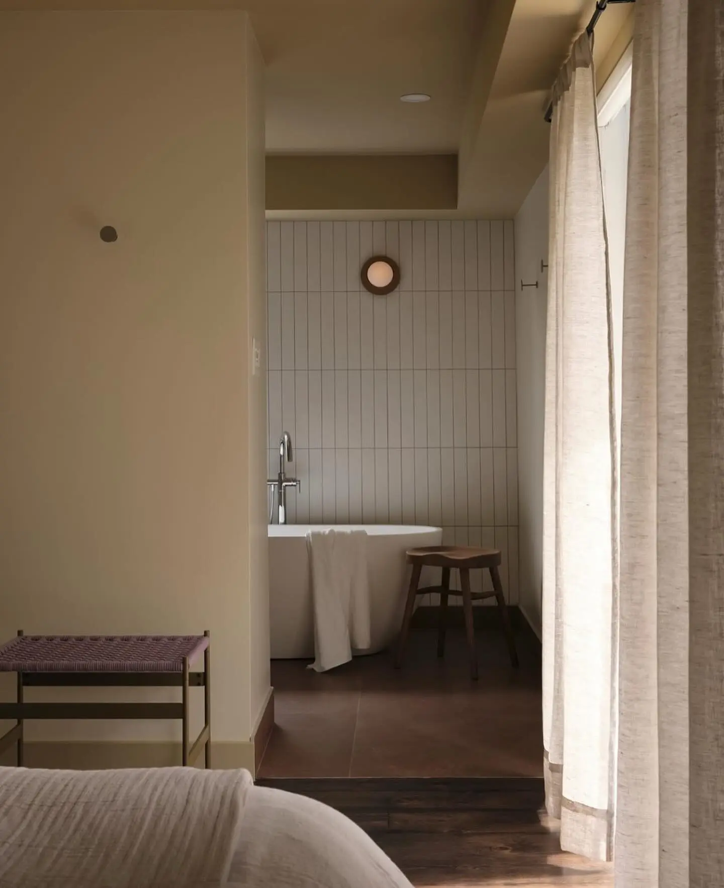 salle de bain charme route des vins brome missisquoi Baignoire îlot et salle de bain moderne, ambiance relaxante pour un séjour sur la Route des vins de Brome-Missisquoi, Québec.